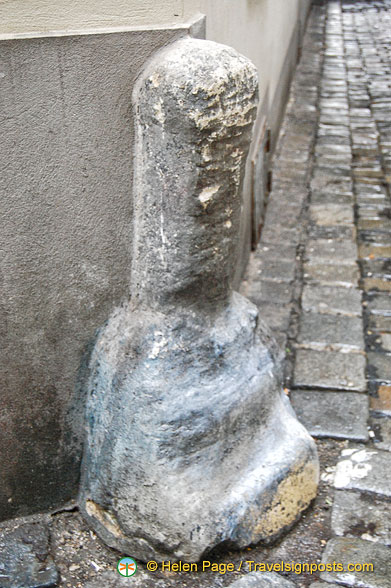 Stone columns to prevent coaches from hitting building corners