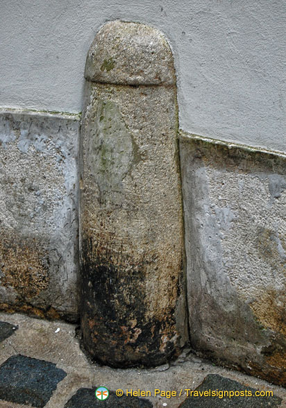 Stone columns to prevent coaches from hitting building corners