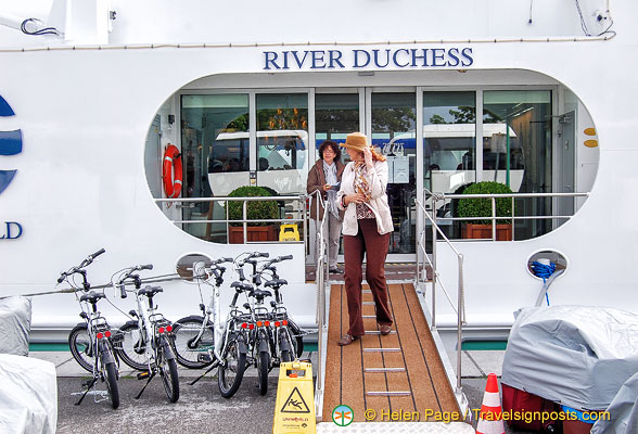 Claudia (cruise manager) and Sonia (local guide)