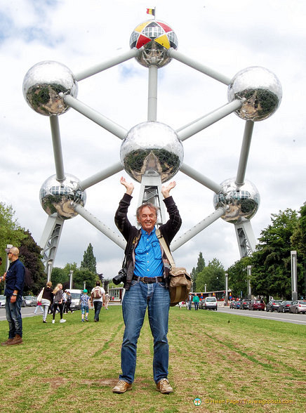 Tony lifts the Atomium