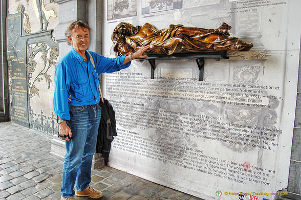 Tony touching the hand of Everard 't Serclaes for good luck