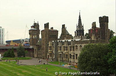 Built during the period 1869-1873, the Clock Tower rises to a height of 40m and consists of seven stories
[Cardiff Castle - Car