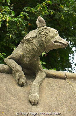 Animal Wall
[Cardiff Castle - Cardiff - Wales]