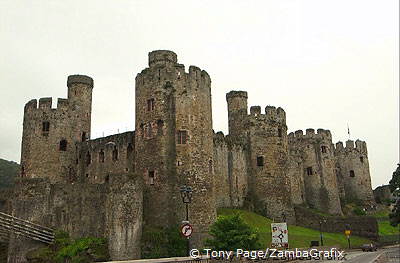 The Castle guards one of the best-preserved medieval fortified towns in Britain
[Conwy - North Wales]