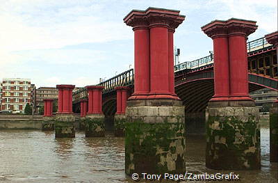 Thames River Cruise - Graphic pylons