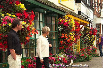 Colourful flower displays on one of Stratford-upon-Avon's main streets [Stratford-upon-Avon - England]