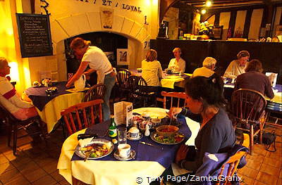 Having tea at the Lord Leycester Hospital cafe [Warwick - England]