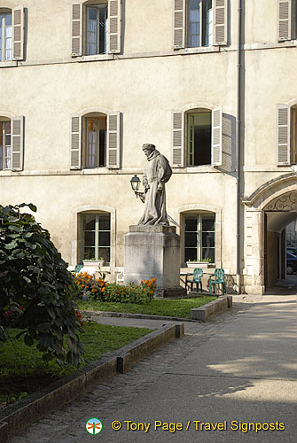 Statue of Nicolas Rolin