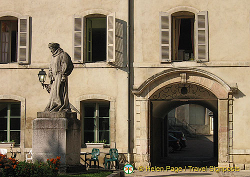 Statue of Nicolas Rolin