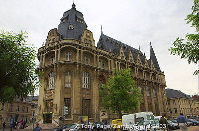 Chartres post office building