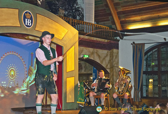 Hofbräuhaus whip performer