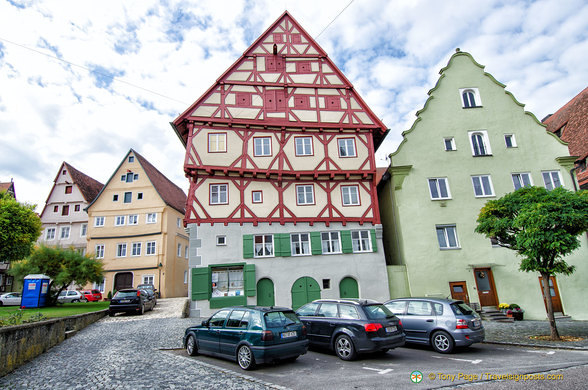 The green building on the right was the former City bondhouse