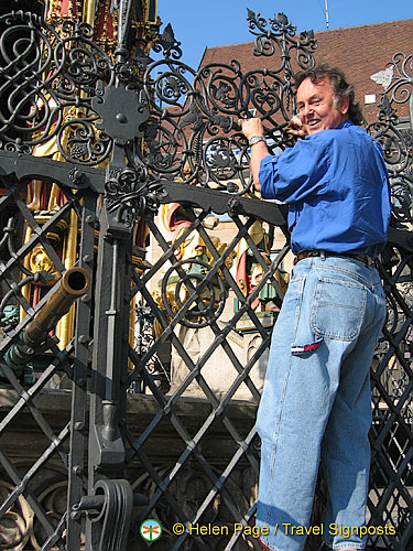 Turn the ring on Schöner Brunnen for good luck