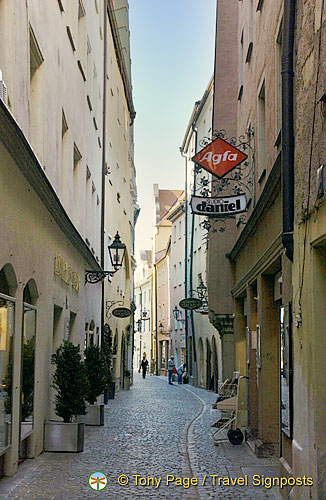 [Regensburg - Danube River Cruise - Germany]