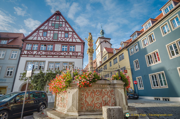 Seelbrunnen with the statue of Minerva