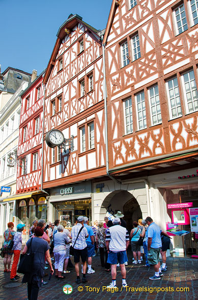 The archway leads to Judengasse (Jews' Alley), the former medieval Jewish Quarter.