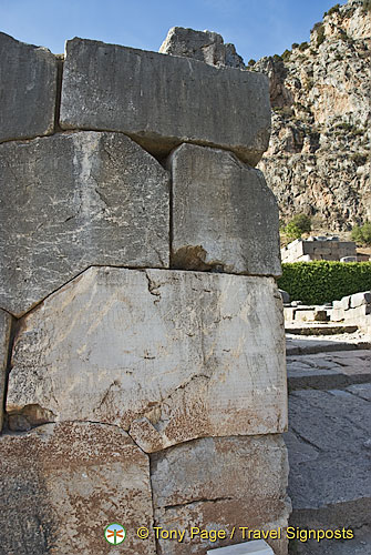 Delphi: the archaelogical site