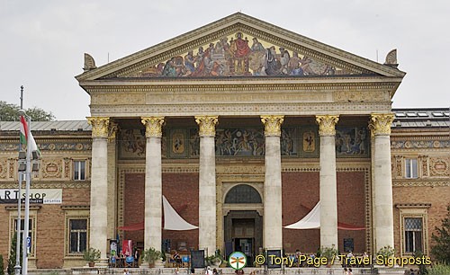 Main entrance of the Kunsthalle Budapest