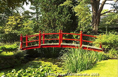 The wanderer meets his future wife and joins her at the Engagement Bridge 