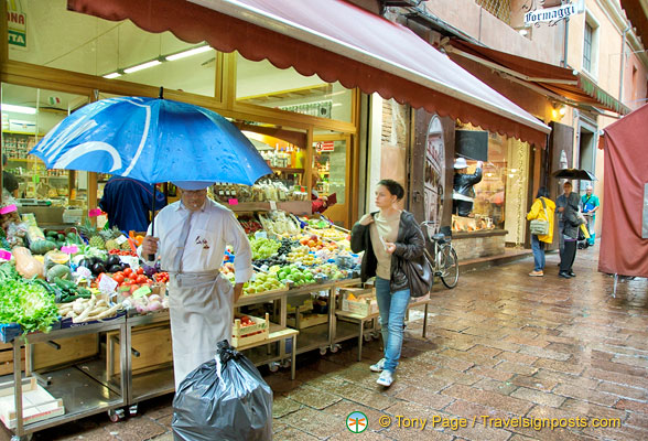 Food shops in via Pescherie Vecchie