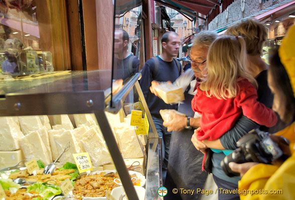 Food shopping in Via Pescherie Vecchie