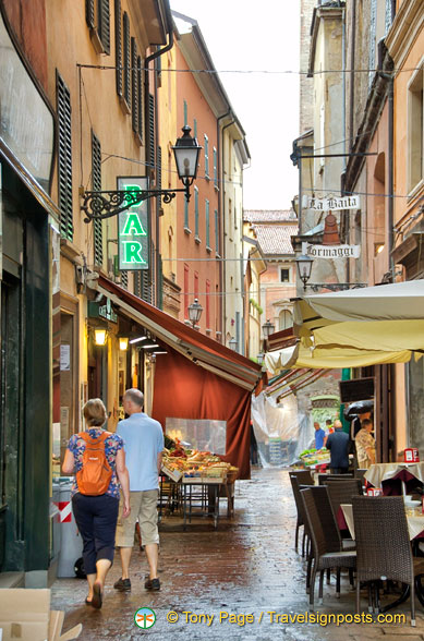 There are many food shops in via Pescherie Vecchie