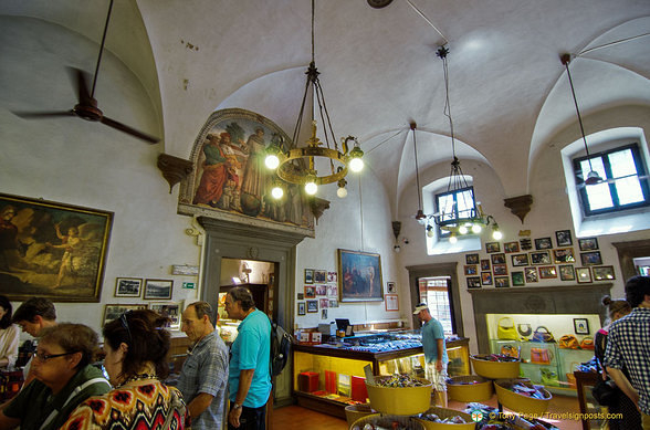 Scuola del Cuoio shop