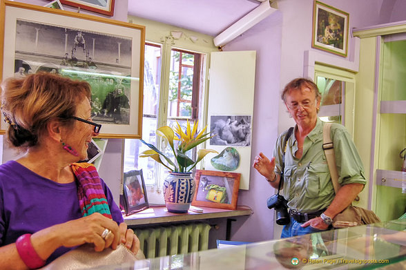 Tony chatting to Francesca Gori as she works on her handbag