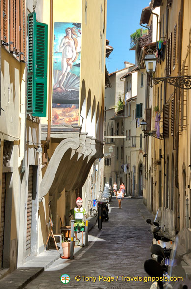 Via Toscanella runs off Borgo San Jacopo