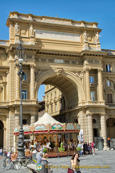 On top of the Arcone are three women in plaster, representing Italy, Art and Science