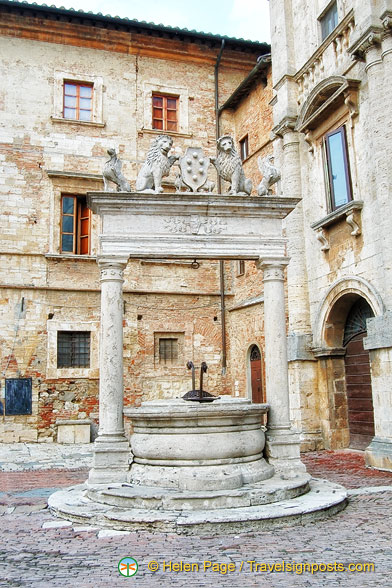 Pozzo dei Grifi e dei Leoni - Well of the griffins and lions