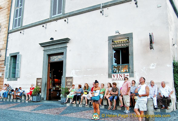 The benches in front of the L'Emporio Arti is a great place to admire the Duomo