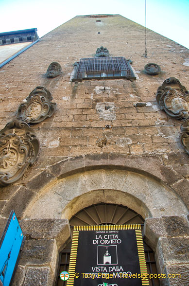 Features on the Torre del Moro wall