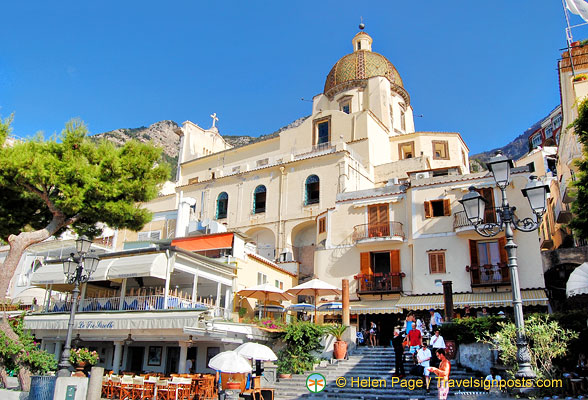 Ristorante Le Tre Sorelle on Via del Brigantino on the beachfront