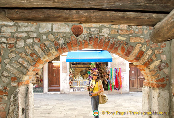 A red brick heart inside the arch of the Sotoportego dei Preti