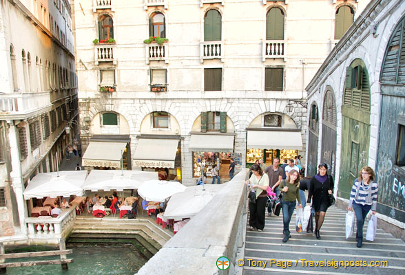 The building on the right of the corner restaurant at the end of the Rialto Bridge was once a famous brothel