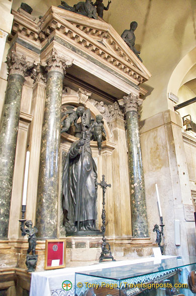 S. Antonio Abate by Girolamo Campagna. This altar formerly belonged to the goldsmiths' guild