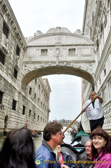 Cruising under the Bridge of Sighs