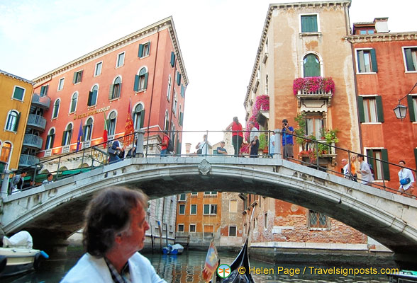 The Hotel Bonvecchiati on the left is on Calle Goldoni