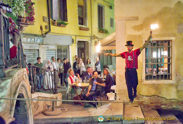 Tight-rope walk across the Ponte del Megio