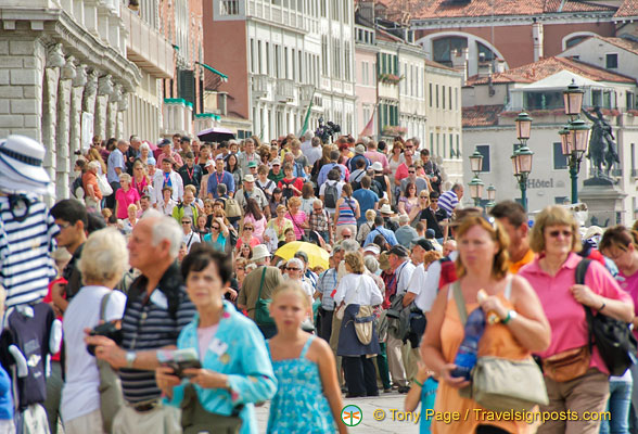 Crowd on the Ponte della Paglia in summer