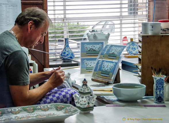 Delft artist painting a tulipvase pyramid