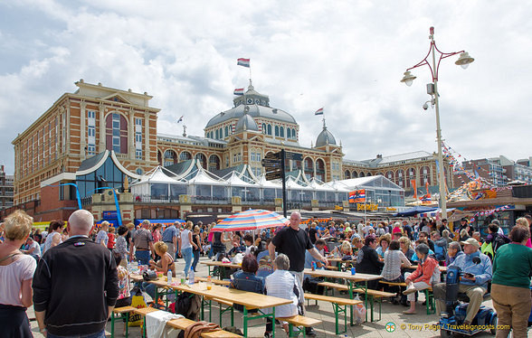 A very busy Scheveningen promenade