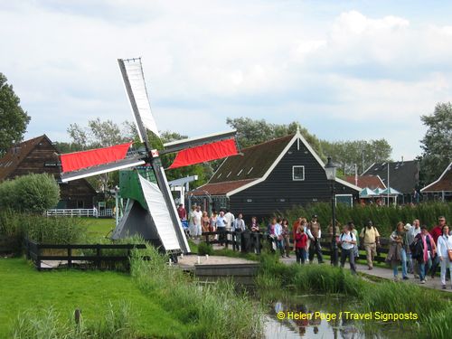 Crowds arriving at Zaanse Schans