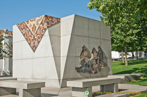 Monumento a Tapeteira or Monument to the carpet weavers