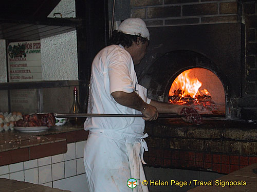 Lou Pescadou single-handedly prepares all the pizzas in this busy joint and entertains you with Italian opera as well.
[Lou Pes