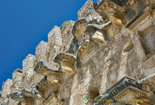 Detailed features of stage building