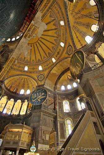 The sultan's loge, the mihrab and minbar