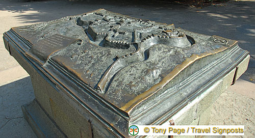 Malakoff Hill: Bronze map of the Malakhov barrow fortifications