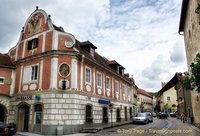 A savings bank in Weissenkirchen